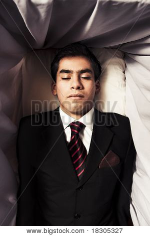Foto af en mand inde i en kiste