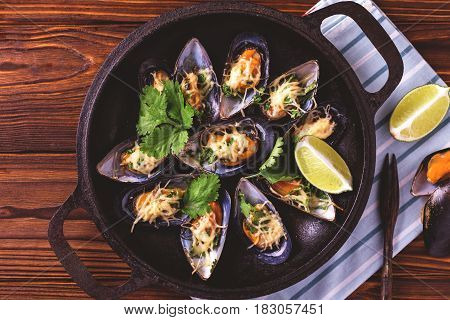 Baked Shellfish Mussels With Cheese, Cilantro And Lime
