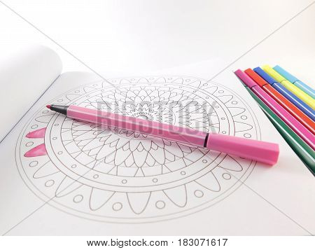 Colored fibers and book with mandalas para colorear.