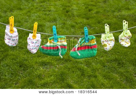 clotheline avec des vêtements de bébé