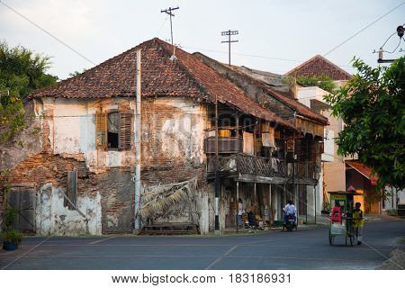 Semarang, Indonesia - september 13, 2015: Traditional street scene in Semarang, Indonesia