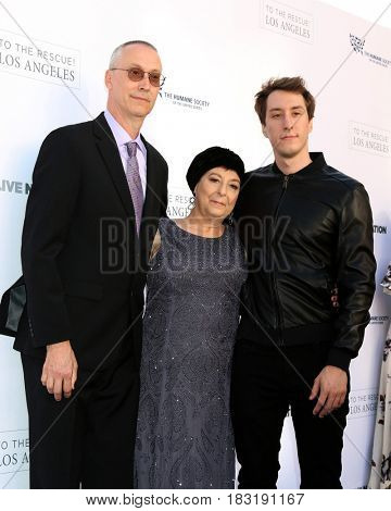 LOS ANGELES - APR 22:  Bud Grimmie, Tina Grimmie, Marcus Grimmie at the 2017 The Humane Society Gala at Parmount Studios on April 22, 2017 in Los Angeles, CA