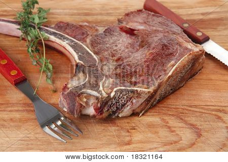 cibo di carne: arrosto rib su piastra di legno con timo