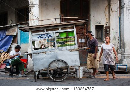 Semarang, Indonesia - september 13, 2015: Traditional street scene with street seller in Semarang, Indonesia