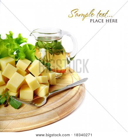 Käse auf einer hölzernen Platte und einem Krug Olivenöl und Kräuter. Shallow dof