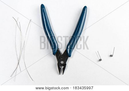 Set For Winding Atomizer For Vaping, With Cutting Pliers, Wire Cantala And Two Coils On An Isolated