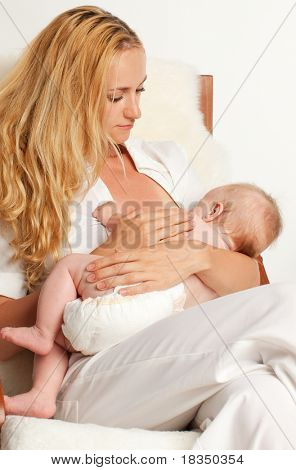 Mère d'allaiter son bébé