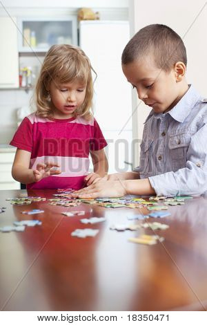 Kinderen, spelen puzzels thuis