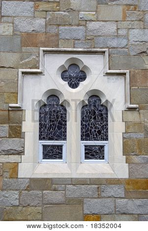 Close-up shot van een oude kerk venster