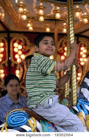 Un niño indio guapo te diviertes en un carnaval local