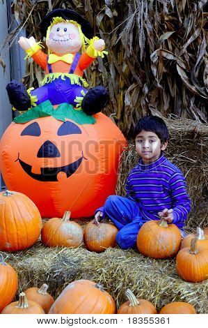 Indiánské dítě baví s dýně haloween