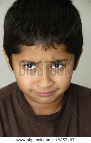 Çok üzgün görünümlü yakışıklı bir Hintli çocuk
