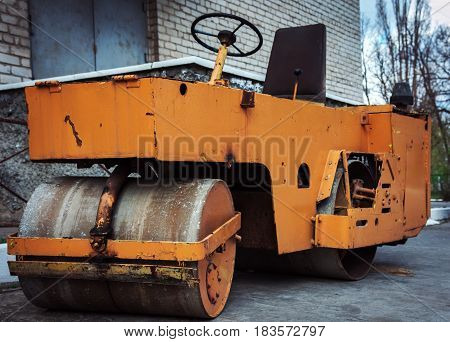 Road roller for repair of roads and construction of new road sections