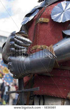 나이트의 손에 칼을 들고