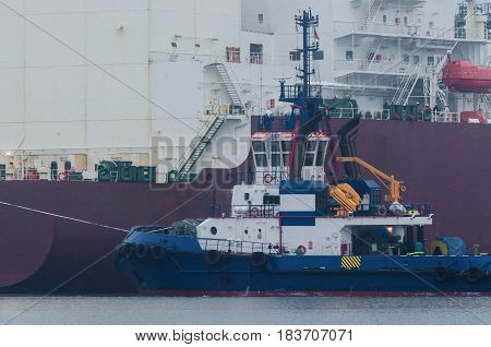 TUGBOAT - Tug insures mooring LNG carrier