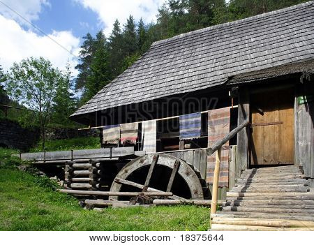 Gamla vattenkvarn i dalen i Slovalia i Europa under moutains västra Tatry - Rohace