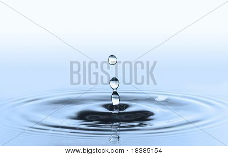 waterdrops isoleret i blå baggrund