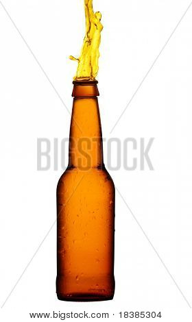 bier boottle geïsoleerd op witte uitknippad