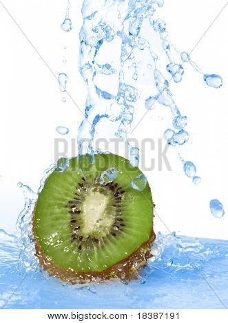 hælde vand på en clice af kiwi isoleret på hvid