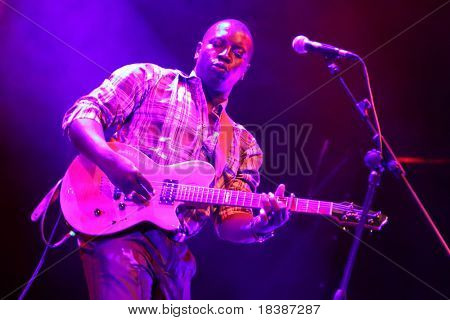 LOULE, PORTUGAL - juni 23: Vieux Farka Tour udfører på scenen på Festival Med 23 juni 2010 i Loule