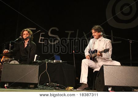 LOULE, Portugalsko - 24. června: Goran Bregović a jeho svatební pohřební kapela vystupuje na scénu na Festiva