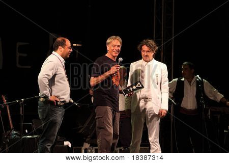 LOULE, Portugalsko - 24. června: Goran Bregović a jeho svatební pohřební kapela dostávat Songlines svět musi