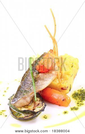 pečený Mořský vlk filet s masové bramborové izolovaných na bílém shallowDOF