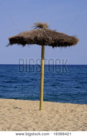 Lonely beach deštník na modré obloze - letní čas.