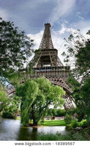Verticale orientato foto della famosa Torre Eiffel a Parigi, Francia.