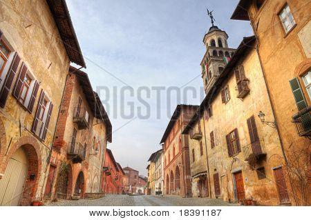Pavéstrasse unter alten historischen Häuser in der Stadt Saluzzo, Italien.