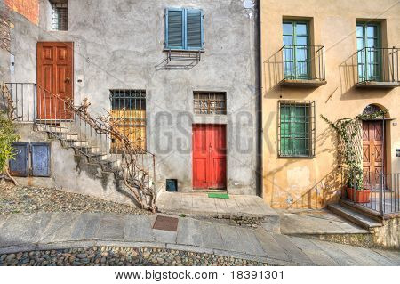Mehrfarbige Holztüren im alten Haus in der Stadt von Saluzzo, Norditalien.