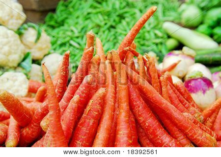 zanahorias y otras verduras en el mercado local en delhi, india
