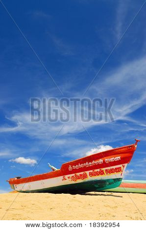 Barco de pesca pintadas colorido en la playa de Mahabalipuram, India