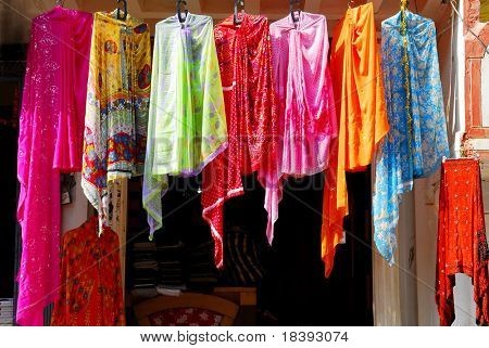 ร้าน มีเสื้อผ้าอินเดียมีสีสัน