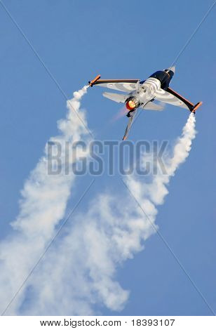 avión de combate F16 volando sobre fondo claro nublado para utilizar como fondo de pantalla o dvd