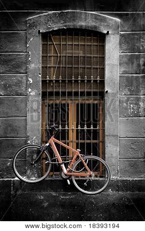 El Raval, Barcelona penceresinde önce Bar asılı Bisiklet