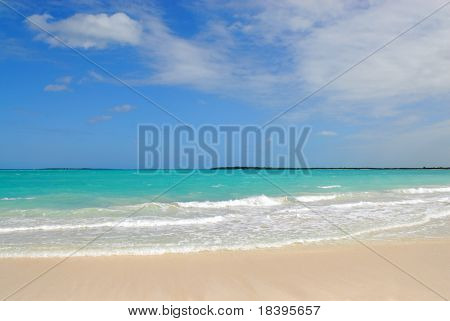 Spiaggia tropicale di Cayo las Brujas su Caraibi isola di Cuba