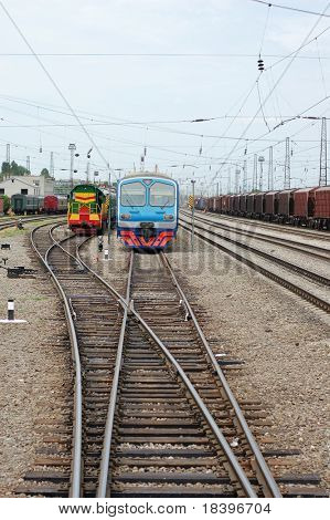 Moderne Lokomotiven und Wagen