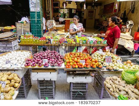 People At The Street Market In Manila, Philippines