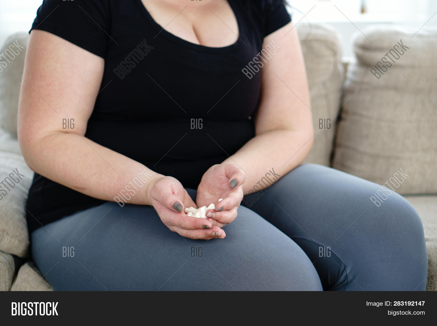 Рука полностью. Упитанные руки. Упитанные руки. Бег толстушки. Животик у девушки с жирком.