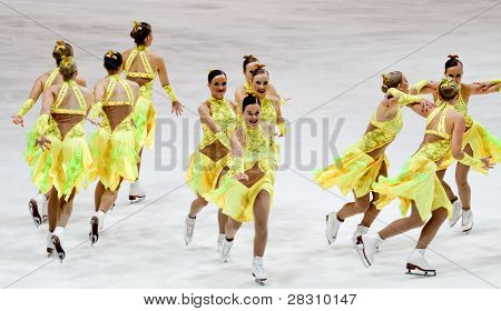 Equipe Rockettes, da Finlândia, compete no Campeonato Mundial de 2011 sincronizado Patinação