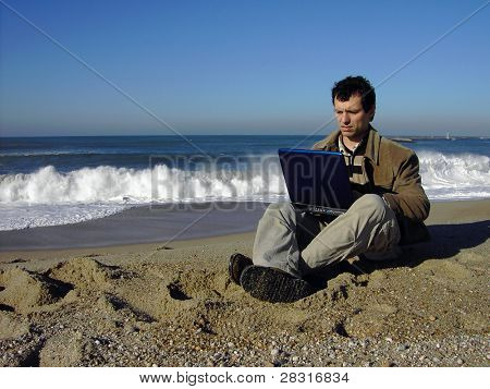 mand, der arbejder på stranden