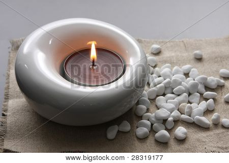 Kerzen und Massage Stones in einem ruhigen Zen Spa