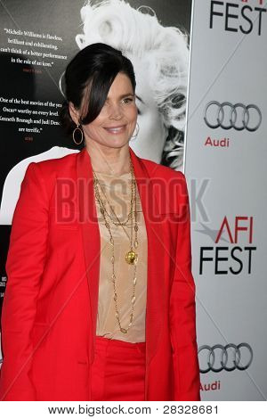 LOS ANGELES - NOV 6: Julia Ormond ankommer til 