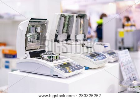 High Accuracy & Precision Digital Measuring Weight Scale Or Balance With Cover Device Of Lab For Ind