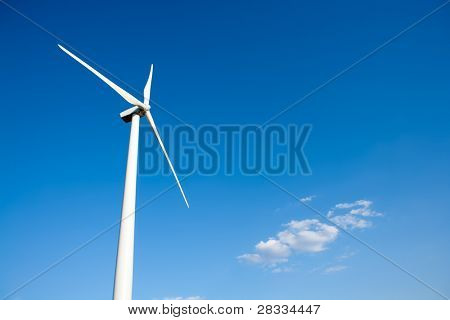 Aerogenerator windmill di sfondo blu cielo