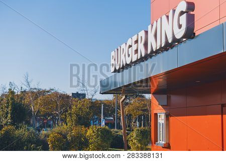 Oeiras, Portugal - 01/05/19: Burger King Drive Thru Through In Poets Park Oeiras, Parking, And Moder