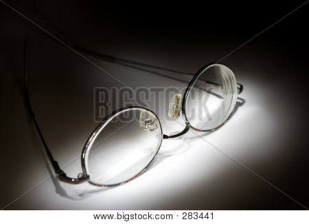 Offene Gläser auf weißem Hintergrund In der Dunkelheit