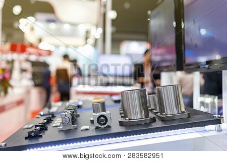 Close Up Side View Many Size Of High Quality And Precision Linear Bushing Drive Or Slide Bar And Lea