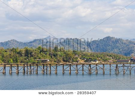 Plus long pont de bois en Thaïlande